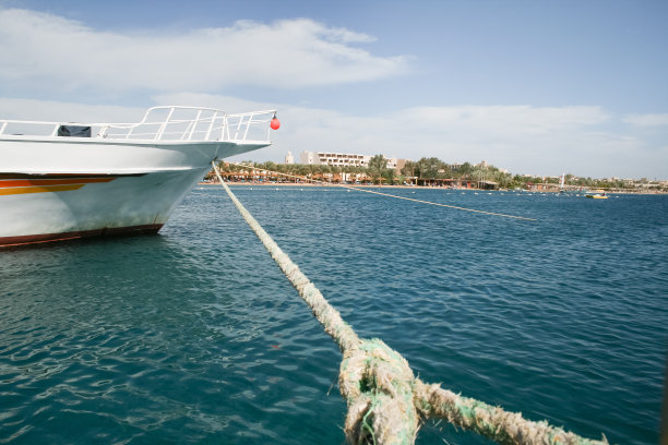 停泊的游艇：码头停泊船只的前视图图片下载