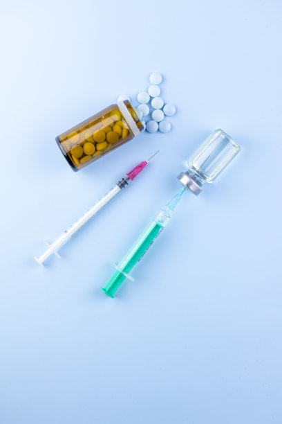 注射器与针头，小瓶和药片。图片下载