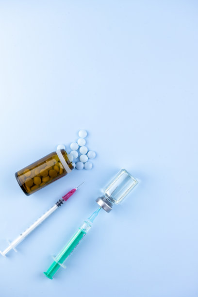 注射器与针头，小瓶和药片。图片下载