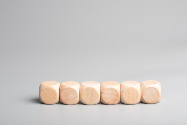 空木骰子堆叠在灰色背景图片下载