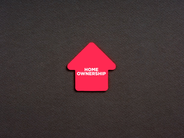 写在房子形状的便条纸上的“房屋所有权”一词。自有住房房地产图片下载
