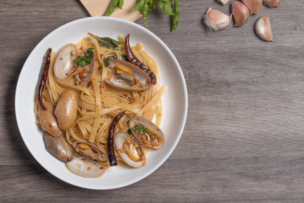 意大利面炒蛤蜊，罗勒和辣椒图片下载