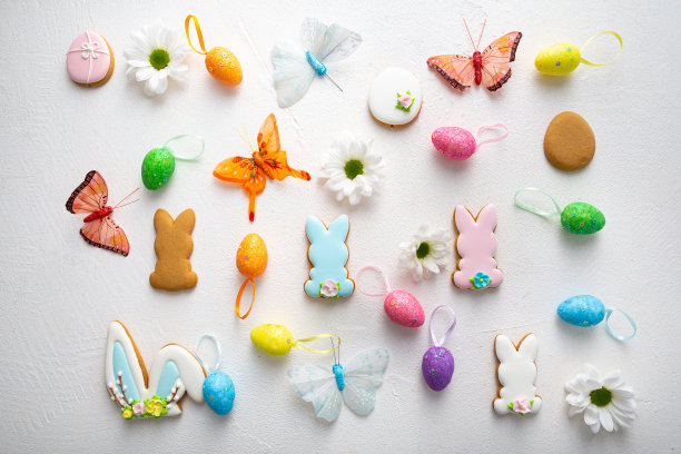 俯视图的复活节饼干和装饰巧克力蛋兔子图片下载