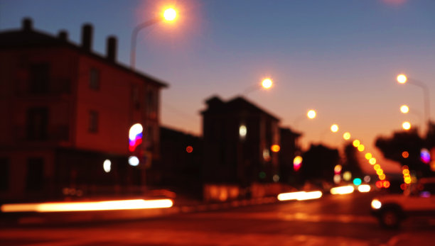 美丽夕阳下的城市，道路和红绿灯图片下载