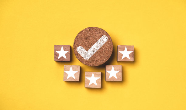 正确的标志标志与五星圆形木在黄色背景为最好的质量保证保证产品证书和ISO服务标准化的概念。图片下载