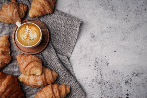 早晨芳香的咖啡与甜羊角面包在顶部视图白色背景，复制的空间。图片下载
