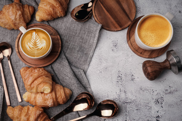 早晨芳香的咖啡与甜羊角面包在顶部视图白色背景，复制的空间。图片下载