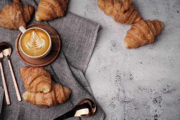 早晨芳香的咖啡与甜羊角面包在顶部视图白色背景，复制的空间。图片下载