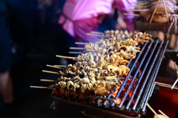 街头小食市场的烤鱿鱼图片下载