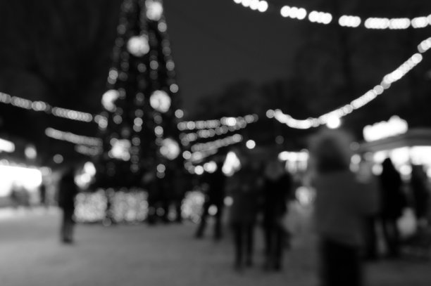 模糊的背景。城市公园在晚上装饰着新年的装饰品。图片下载