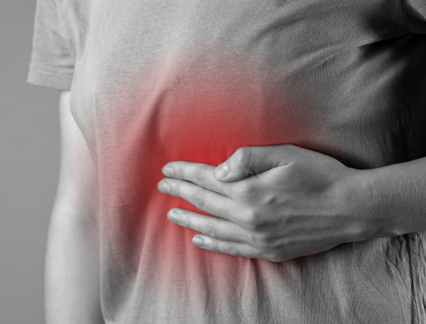 心痛的概念。手牵着隐隐作痛的心，胸口痛得突出红色图片下载