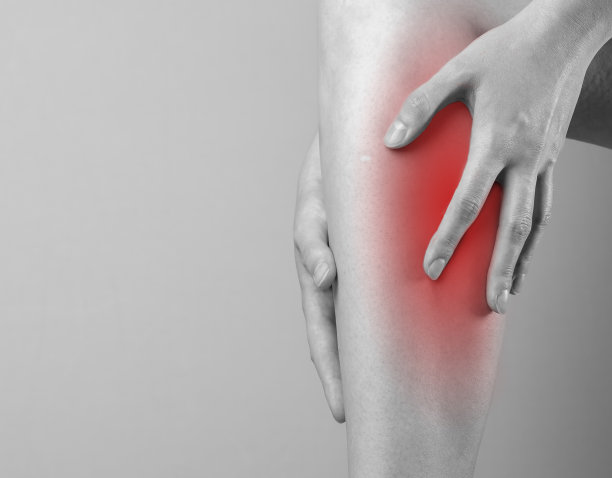 小腿肌肉疼痛，抽筋。肌肉扭伤，腿部外伤。用手触摸，按摩疼痛的胫骨图片下载