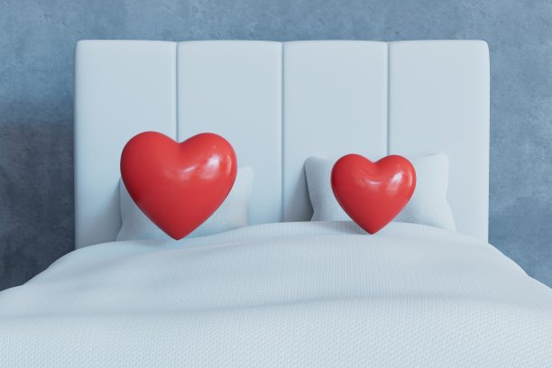 卧室里有一张柔软的白色靠背的床，一张白色床罩，上面有两颗红心。三维渲染图片下载