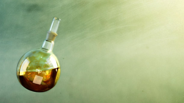 500毫升圆底化学烧瓶与塞子充满黄色液体在平原背景图片下载