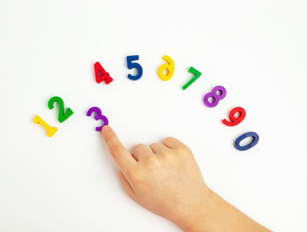 这个孩子正在用食指把数字“3”向上移动。早期教育。学习颜色，从0数到10图片下载