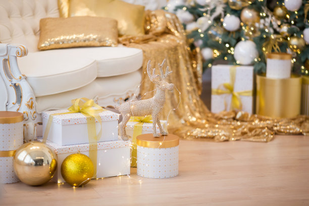 美丽的新年礼盒缎带蝴蝶结下圣诞树。图片下载