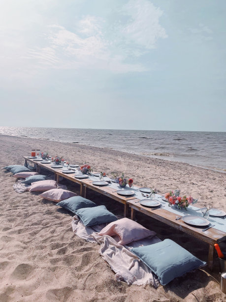阳光明媚的夏日，海滩上的宴会餐桌图片下载