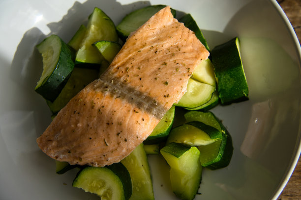 三文鱼配西葫芦放在木桌上。健康饮食理念。图片下载