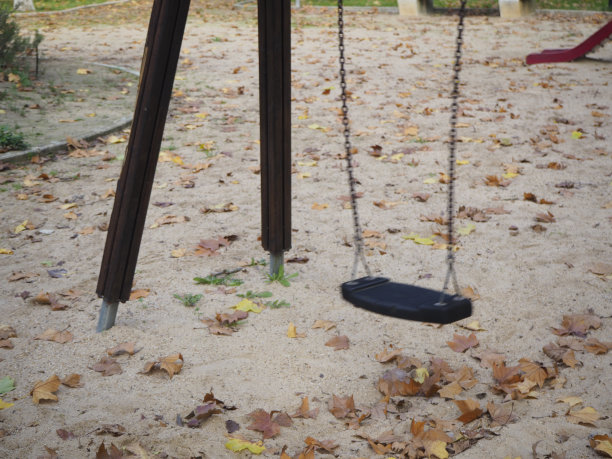 操场上单独的秋千。独处的概念图片下载