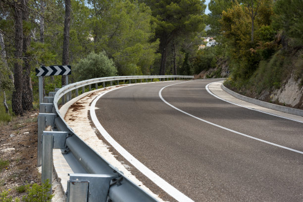 蜿蜒的山路，阿利坎特，西班牙-库存照片图片下载