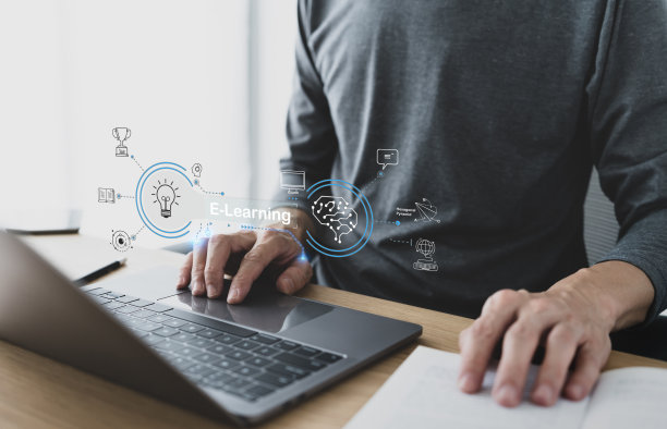 商务人士或大学生使用笔记本电脑进行在线教育学习或在家中通过互联网学习知识。通过网络空间进行远程学习和培训课程或在线学习图片下载