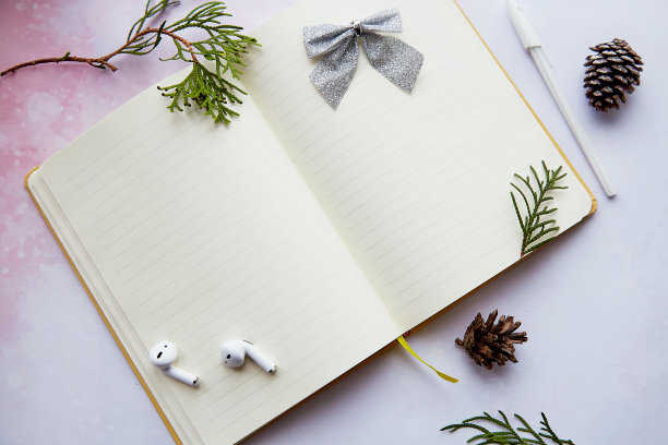 季节性的圣诞模拟记事本装饰，耳机在家庭办公室。新年决心，新的开始和生活方式的目标清单图片下载