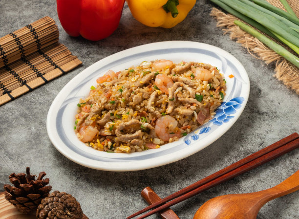 混合炒饭与鸡和虾在菜肴孤立的桌面视图的中国食物图片下载