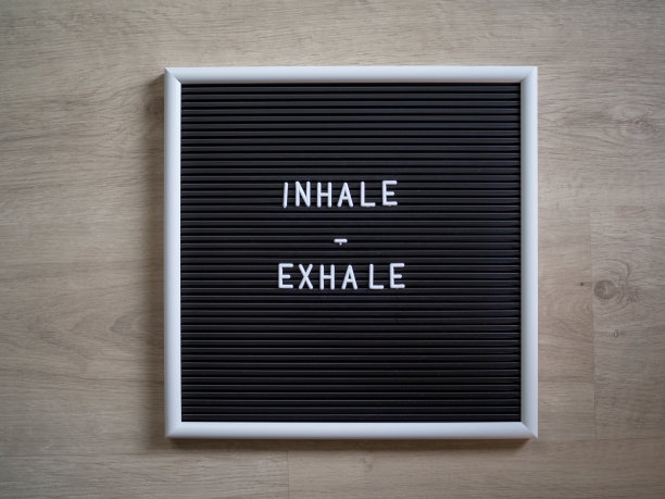 吸气，呼气，在黑板上拼出字母和单词图片下载