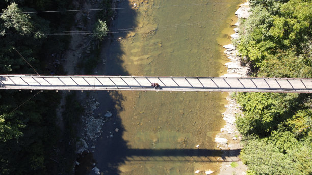 横跨乌克兰亚雷姆切山河的吊桥，图片来自上面，图片来自无人机图片下载