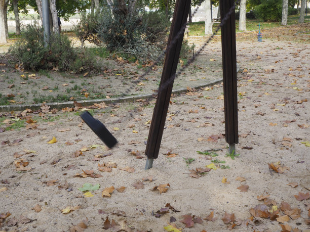 操场上单独的秋千。独处的概念图片下载