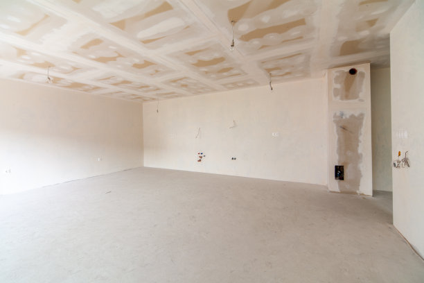 正在建造新的空房间。石膏墙。新家。混凝土墙。室内装修。图片下载
