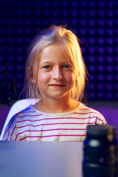 微笑的小女孩坐在录音棚肖像图片下载