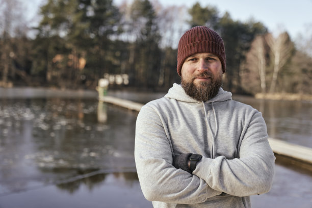 白种人的肖像站在户外在冬天的湖边图片下载