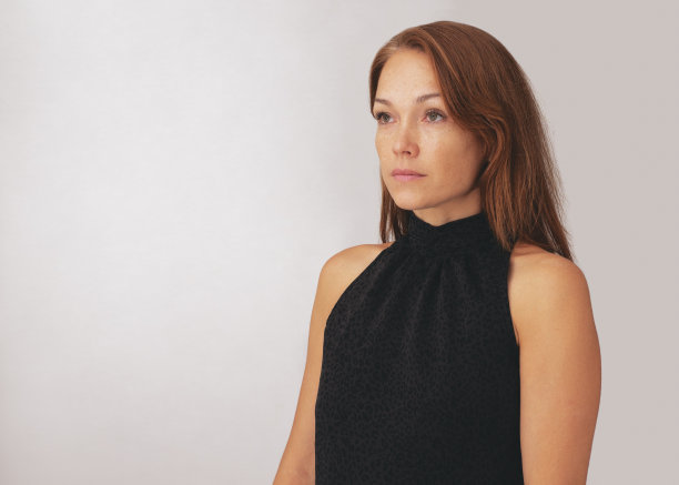 腰部向上美丽的中年妇女看一边黑色衬衫图片下载