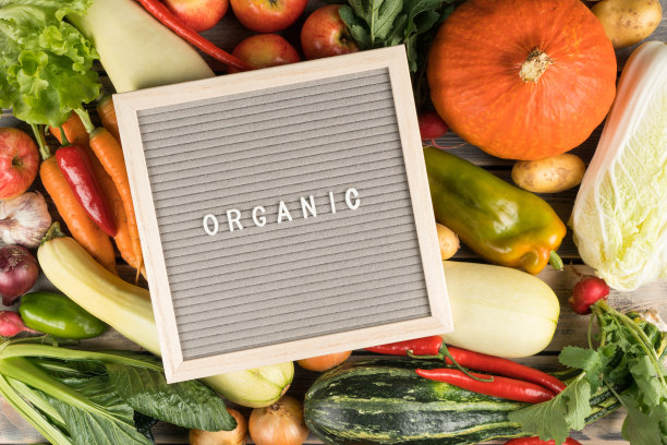 蔬菜，水果食品品种与铭牌有机。本土生产，有机消费。全景，俯视图图片下载