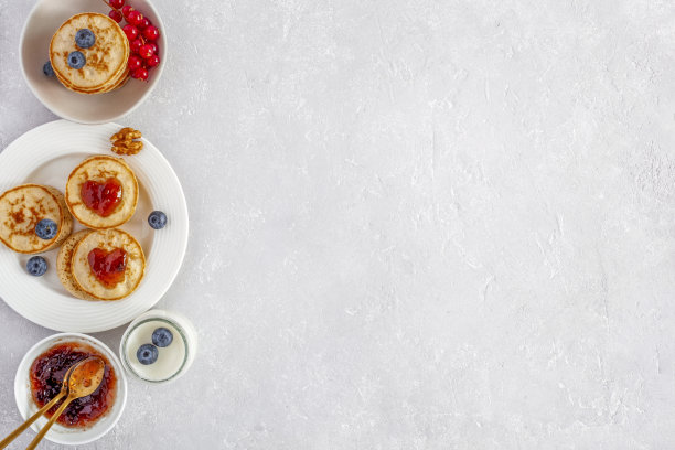 酸奶和点缀着心形果酱的迷你煎饼图片下载