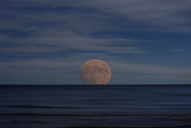 月亮从海上升起的照片图片下载