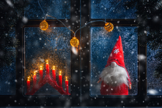 圣诞节，冬天作文。圣诞小精灵和蜡烛图片下载