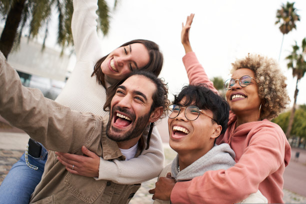 来自不同文化和种族的快乐年轻朋友在户外自拍。快乐的夫妻在一起玩乐图片下载