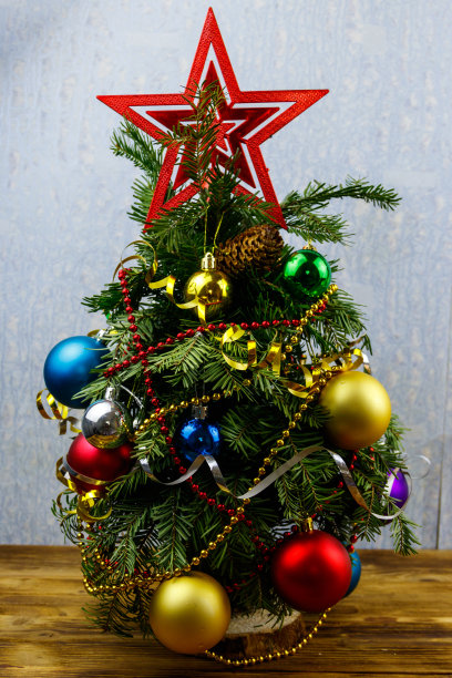 房间里桌子上装饰过的小圣诞树图片下载