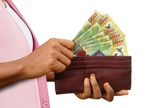 公平的女性手握棕色钱包与巴布亚新几内亚基娜纸币，手拿钱从钱包孤立的白色背景图片下载