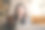 迷人的年轻女子一边打电话一边用笔记本电脑工作。图片下载