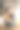 迷人的年轻女子在咖啡馆里拿着一杯橙汁。图片下载