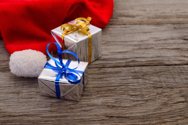 礼品盒上的木板背景。图片下载