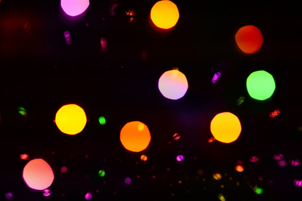 圣诞节日花环上五颜六色的圆形散焦灯图片下载
