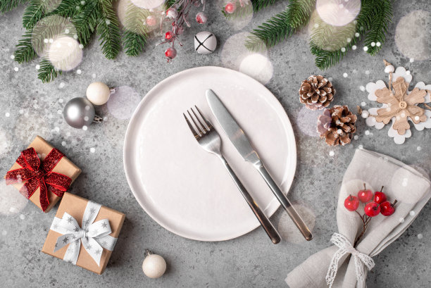 圣诞餐具放在灰色的桌子上。图片下载