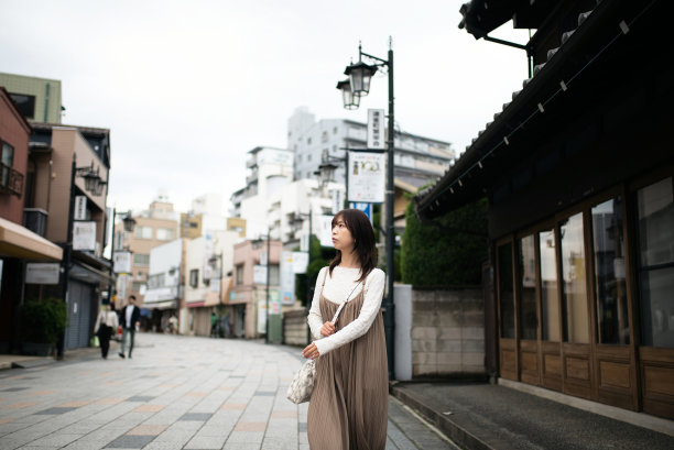 走在老城街道上的女人图片下载