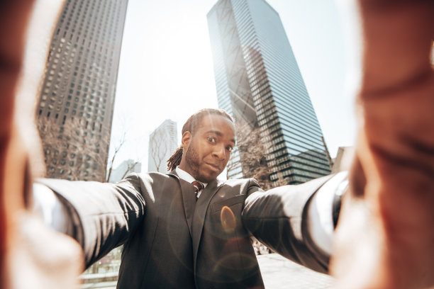 商人在街上自拍图片下载