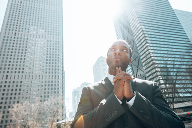 城市街道上可疑的人图片下载