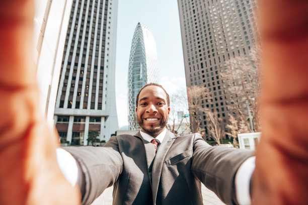 商人在街上自拍图片下载